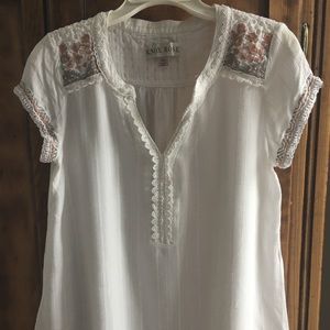 Sweet blouse by Knox Rose with delicate embroidery